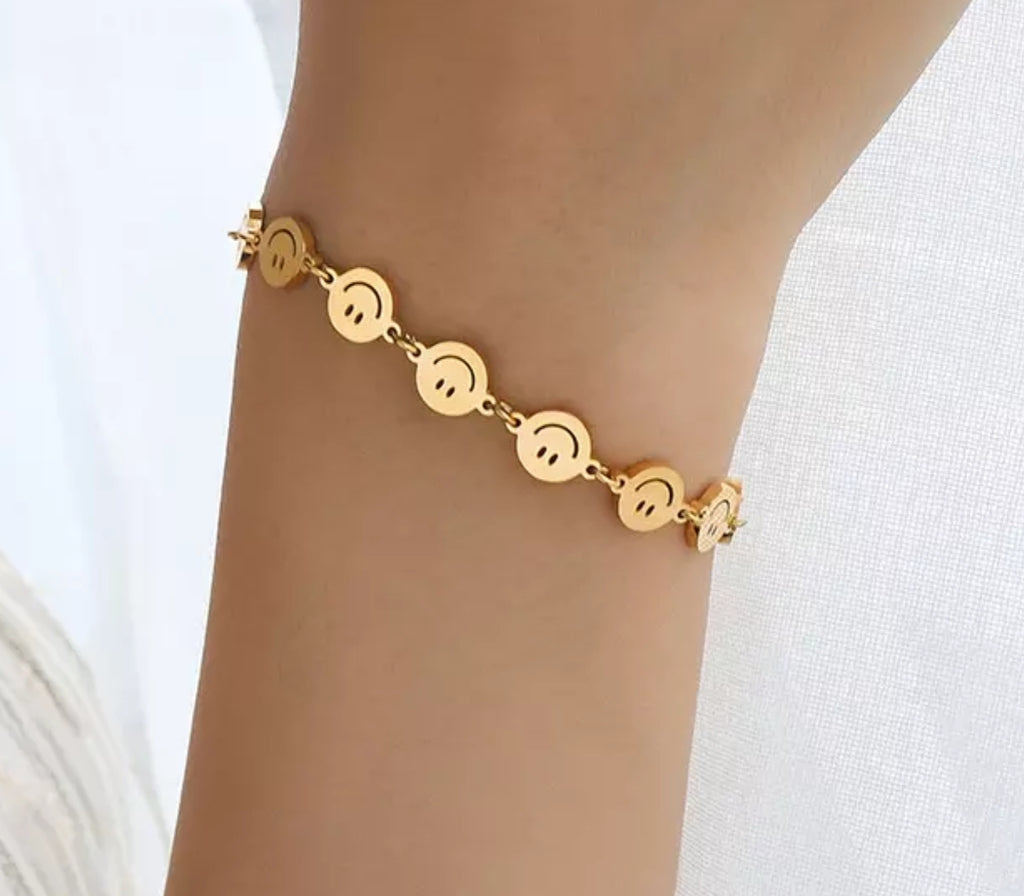 Chieco+ チエコプラス　smiley bracelet Zoë Chicco 14k Gold Midi Bitty Smiley Face Cord Bracelet